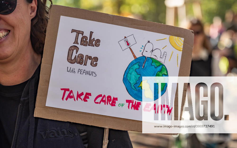 Fridays For Future Klimastreik Klimaschutz ankündigen reicht nicht - Ohne Klimaschutz ist alles nix! TeilnehmerInnen des Fridays For Future Klimastreiks unter dem Motto Klimaschutz ankündigen reicht nicht - Ohne Klimaschutz ist alles nix! in der Prater Hauptallee beim Praterstern und an der Wiener Ringstraße in Wien, Österreich. Wien Prater Hauptallee beim Praterste Wien Oesterreich