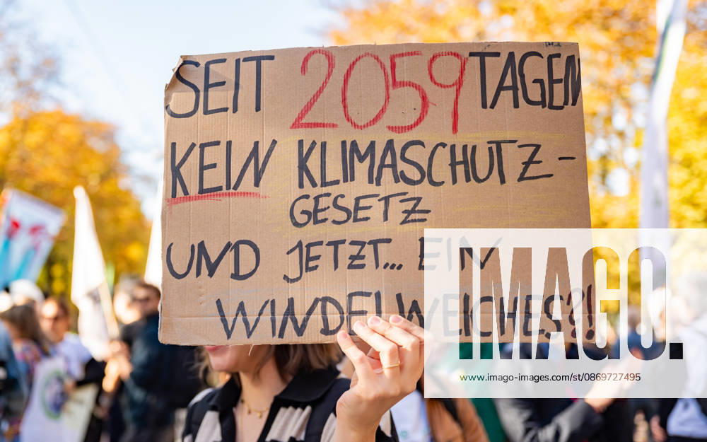 Fridays For Future Klimastreik Klimaschutz ankündigen reicht nicht - Ohne Klimaschutz ist alles nix! TeilnehmerInnen des Fridays For Future Klimastreiks unter dem Motto Klimaschutz ankündigen reicht nicht - Ohne Klimaschutz ist alles nix! in der Prater Hauptallee beim Praterstern und an der Wiener Ringstraße in Wien, Österreich. Wien Prater Hauptallee beim Praterste Wien Oesterreich