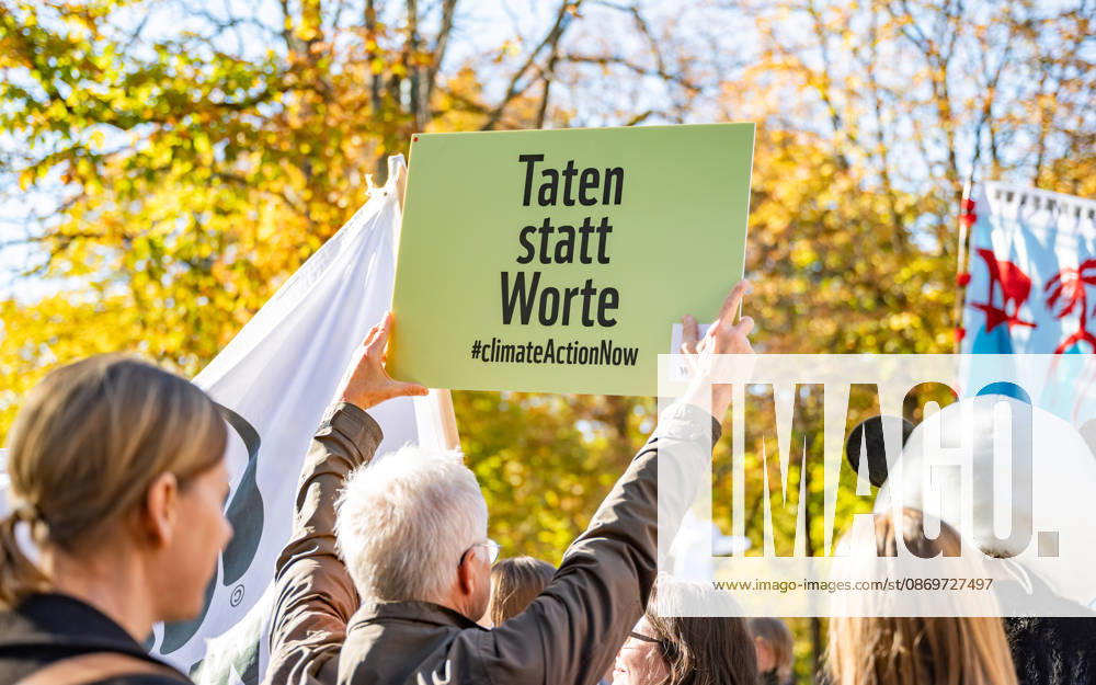 Fridays For Future Klimastreik Klimaschutz ankündigen reicht nicht - Ohne Klimaschutz ist alles nix! TeilnehmerInnen des Fridays For Future Klimastreiks unter dem Motto Klimaschutz ankündigen reicht nicht - Ohne Klimaschutz ist alles nix! in der Prater Hauptallee beim Praterstern und an der Wiener Ringstraße in Wien, Österreich. Wien Prater Hauptallee beim Praterste Wien Oesterreich