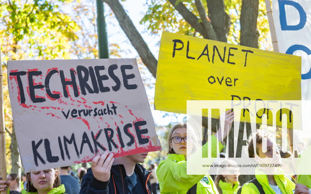 Fridays For Future Klimastreik Klimaschutz ankündigen reicht nicht - Ohne Klimaschutz ist alles nix! TeilnehmerInnen des Fridays For Future Klimastreiks unter dem Motto Klimaschutz ankündigen reicht nicht - Ohne Klimaschutz ist alles nix! in der Prater Hauptallee beim Praterstern und an der Wiener Ringstraße in Wien, Österreich. Wien Prater Hauptallee beim Praterste Wien Oesterreich