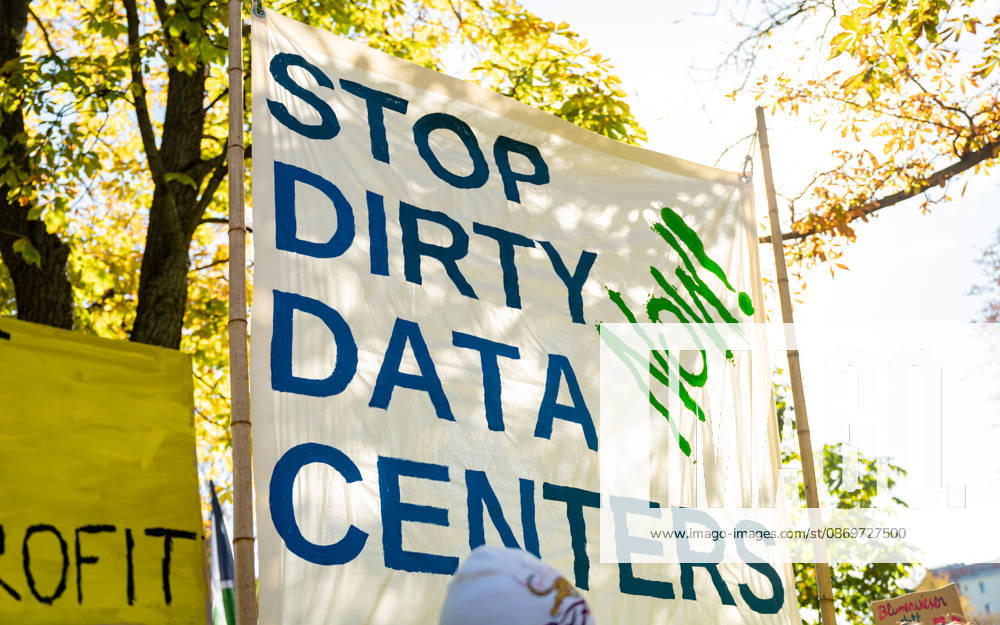 Fridays For Future Klimastreik Klimaschutz ankündigen reicht nicht - Ohne Klimaschutz ist alles nix! TeilnehmerInnen des Fridays For Future Klimastreiks unter dem Motto Klimaschutz ankündigen reicht nicht - Ohne Klimaschutz ist alles nix! in der Prater Hauptallee beim Praterstern und an der Wiener Ringstraße in Wien, Österreich. Wien Prater Hauptallee beim Praterste Wien Oesterreich
