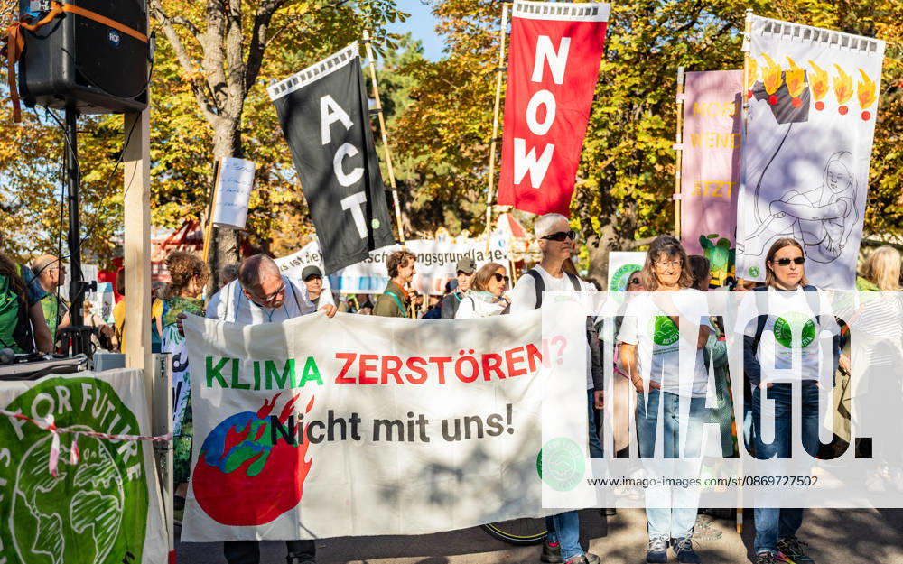 Fridays For Future Klimastreik Klimaschutz ankündigen reicht nicht - Ohne Klimaschutz ist alles nix! TeilnehmerInnen des Fridays For Future Klimastreiks unter dem Motto Klimaschutz ankündigen reicht nicht - Ohne Klimaschutz ist alles nix! in der Prater Hauptallee beim Praterstern und an der Wiener Ringstraße in Wien, Österreich. Wien Prater Hauptallee beim Praterste Wien Oesterreich
