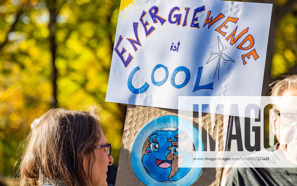 Fridays For Future Klimastreik Klimaschutz ankündigen reicht nicht - Ohne Klimaschutz ist alles nix! TeilnehmerInnen des Fridays For Future Klimastreiks unter dem Motto Klimaschutz ankündigen reicht nicht - Ohne Klimaschutz ist alles nix! in der Prater Hauptallee beim Praterstern und an der Wiener Ringstraße in Wien, Österreich. Wien Prater Hauptallee beim Praterste Wien Oesterreich