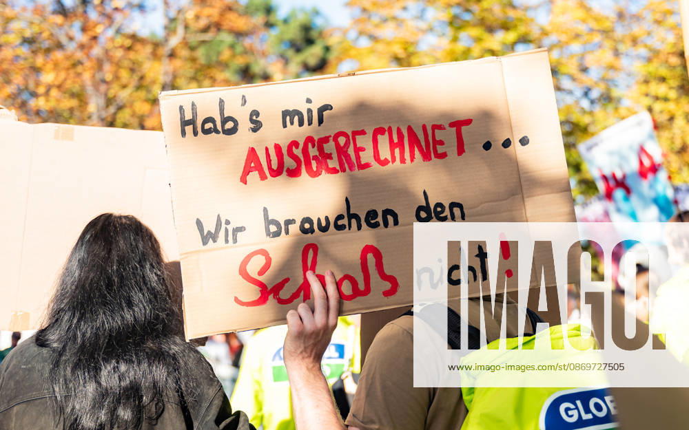 Fridays For Future Klimastreik Klimaschutz ankündigen reicht nicht - Ohne Klimaschutz ist alles nix! TeilnehmerInnen des Fridays For Future Klimastreiks unter dem Motto Klimaschutz ankündigen reicht nicht - Ohne Klimaschutz ist alles nix! in der Prater Hauptallee beim Praterstern und an der Wiener Ringstraße in Wien, Österreich. Wien Prater Hauptallee beim Praterste Wien Oesterreich