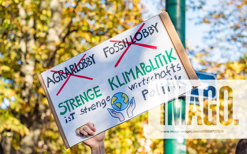 Fridays For Future Klimastreik Klimaschutz ankündigen reicht nicht - Ohne Klimaschutz ist alles nix! TeilnehmerInnen des Fridays For Future Klimastreiks unter dem Motto Klimaschutz ankündigen reicht nicht - Ohne Klimaschutz ist alles nix! in der Prater Hauptallee beim Praterstern und an der Wiener Ringstraße in Wien, Österreich. Wien Prater Hauptallee beim Praterste Wien Oesterreich