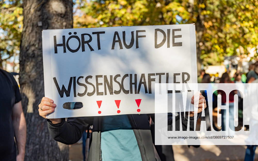 Fridays For Future Klimastreik Klimaschutz ankündigen reicht nicht - Ohne Klimaschutz ist alles nix! TeilnehmerInnen des Fridays For Future Klimastreiks unter dem Motto Klimaschutz ankündigen reicht nicht - Ohne Klimaschutz ist alles nix! in der Prater Hauptallee beim Praterstern und an der Wiener Ringstraße in Wien, Österreich. Wien Prater Hauptallee beim Praterste Wien Oesterreich