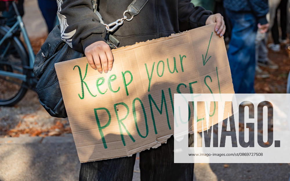 Fridays For Future Klimastreik Klimaschutz ankündigen reicht nicht - Ohne Klimaschutz ist alles nix! TeilnehmerInnen des Fridays For Future Klimastreiks unter dem Motto Klimaschutz ankündigen reicht nicht - Ohne Klimaschutz ist alles nix! in der Prater Hauptallee beim Praterstern und an der Wiener Ringstraße in Wien, Österreich. Wien Prater Hauptallee beim Praterste Wien Oesterreich