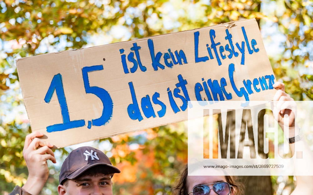 Fridays For Future Klimastreik Klimaschutz ankündigen reicht nicht - Ohne Klimaschutz ist alles nix! TeilnehmerInnen des Fridays For Future Klimastreiks unter dem Motto Klimaschutz ankündigen reicht nicht - Ohne Klimaschutz ist alles nix! in der Prater Hauptallee beim Praterstern und an der Wiener Ringstraße in Wien, Österreich. Wien Prater Hauptallee beim Praterste Wien Oesterreich