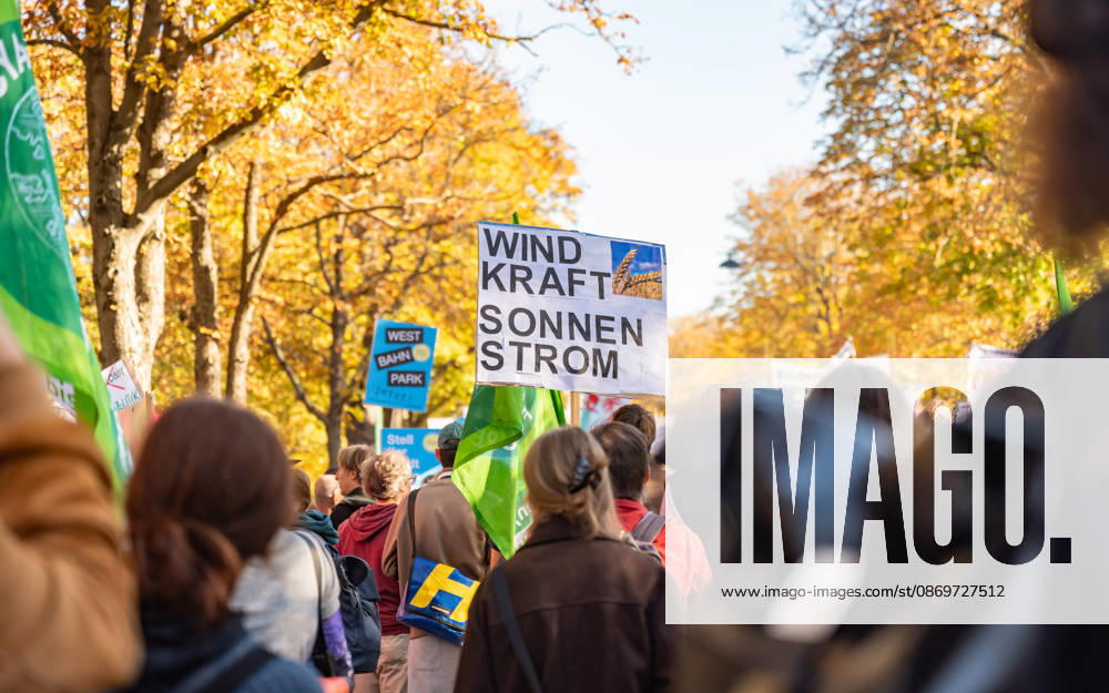 Fridays For Future Klimastreik Klimaschutz ankündigen reicht nicht - Ohne Klimaschutz ist alles nix! TeilnehmerInnen des Fridays For Future Klimastreiks unter dem Motto Klimaschutz ankündigen reicht nicht - Ohne Klimaschutz ist alles nix! in der Prater Hauptallee beim Praterstern und an der Wiener Ringstraße in Wien, Österreich. Wien Prater Hauptallee beim Praterste Wien Oesterreich