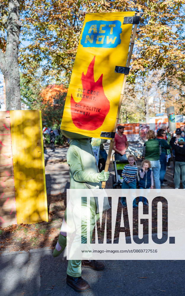 Fridays For Future Klimastreik Klimaschutz ankündigen reicht nicht - Ohne Klimaschutz ist alles nix! TeilnehmerInnen des Fridays For Future Klimastreiks unter dem Motto Klimaschutz ankündigen reicht nicht - Ohne Klimaschutz ist alles nix! in der Prater Hauptallee beim Praterstern und an der Wiener Ringstraße in Wien, Österreich. Wien Prater Hauptallee beim Praterste Wien Oesterreich