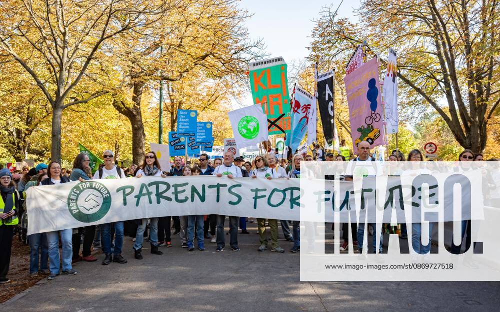 Fridays For Future Klimastreik Klimaschutz ankündigen reicht nicht - Ohne Klimaschutz ist alles nix! TeilnehmerInnen des Fridays For Future Klimastreiks unter dem Motto Klimaschutz ankündigen reicht nicht - Ohne Klimaschutz ist alles nix! in der Prater Hauptallee beim Praterstern und an der Wiener Ringstraße in Wien, Österreich. Wien Prater Hauptallee beim Praterste Wien Oesterreich