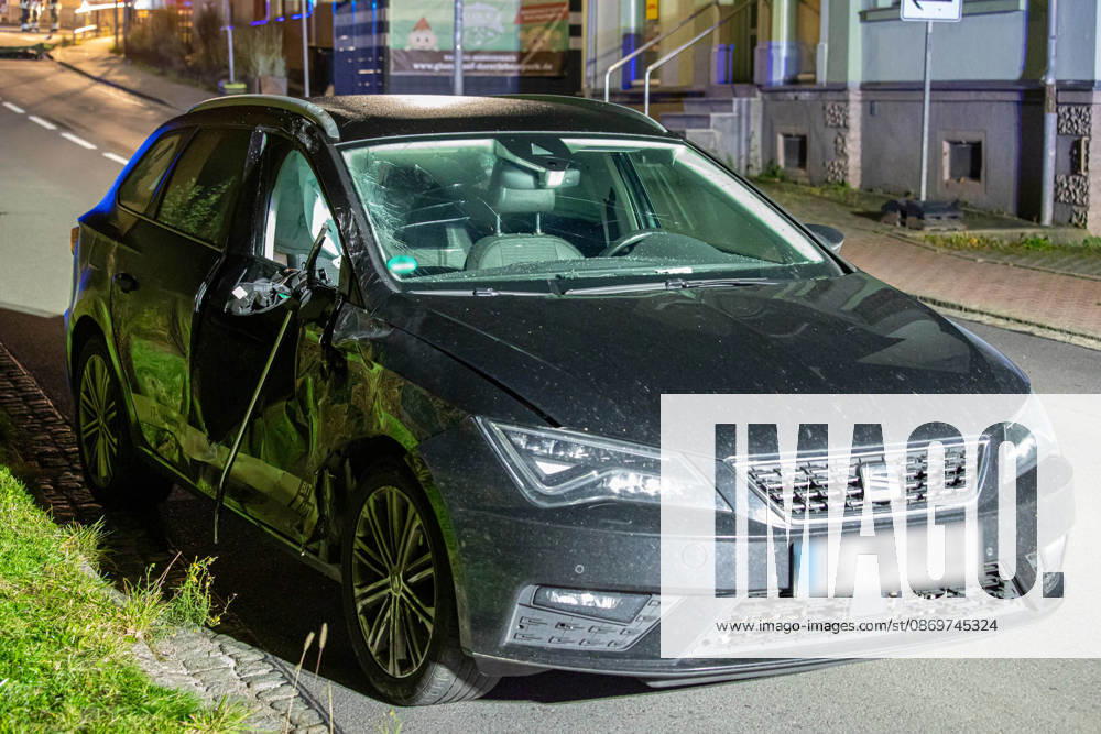 Mopedunfall News ID: EN 2026-10-17 Tödlicher Verkehrsunfall mit Kradfahrer PKW Seat und Moped kollidierten auf Kreuzung Neuwürschnitz. Am späten Freitagabend hat sich an einer Kreuzung ein schwerer Verkehrsunfall ereignet. Gegen 22:45 Uhr war eine Gruppe Jugendlicher mit ihren Mopeds auf der Hartensteiner Straße unterwegs. Aus noch ungeklärter Ursache kollidierten auf der Kreuzung Hartensteiner Straße und Oberwürschnitzer Straße ein Moped und ein PKW. Mit voller Wucht kollidierte das Moped eines Jugendlichen mit der Beifahrerseite eines Seat, welcher in Richtung Oelsnitz unterwegs war. Auf dem Heimweg fahrende Feuerwehrkameraden, welche zu einem Seminar in Oelsnitz waren, leisteten umgehend Erste Hilfe. Für den jungen