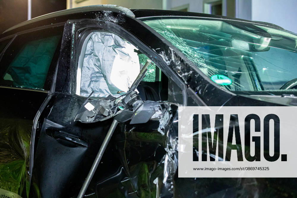Mopedunfall News ID: EN 2026-10-17 Tödlicher Verkehrsunfall mit Kradfahrer PKW Seat und Moped kollidierten auf Kreuzung Neuwürschnitz. Am späten Freitagabend hat sich an einer Kreuzung ein schwerer Verkehrsunfall ereignet. Gegen 22:45 Uhr war eine Gruppe Jugendlicher mit ihren Mopeds auf der Hartensteiner Straße unterwegs. Aus noch ungeklärter Ursache kollidierten auf der Kreuzung Hartensteiner Straße und Oberwürschnitzer Straße ein Moped und ein PKW. Mit voller Wucht kollidierte das Moped eines Jugendlichen mit der Beifahrerseite eines Seat, welcher in Richtung Oelsnitz unterwegs war. Auf dem Heimweg fahrende Feuerwehrkameraden, welche zu einem Seminar in Oelsnitz waren, leisteten umgehend Erste Hilfe. Für den jungen