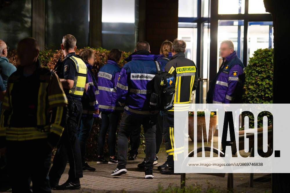Olfen: Eine Frau tot, zwei weitere schwer verletzt – Tatverdächtiger in Gewahrsam 7aIMG: 0577237 2 Retthungshubschrauber, Feuerwehr Olfen, 3 RTW, Notfallseelsorge und Polizei - Mehrere Verletzte vermutlich eine Tote Person in Altenheim - St. Vitus Stift OlfenNordrhein-Westfalen, Olfen, Deutschland