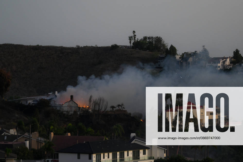 Norte fire in Orange County, California ORANGE COUNTY, CALIFORNIA - OCTOBER 16: Firefighters battle with flames as a house burning during the Norte Fire of wildfire in San Juan Capistrano of Orange County, California, United States on October 16, 2026. Tayfun Coskun Anadolu California United States. Editorial use only. Please get in touch for any other usage.