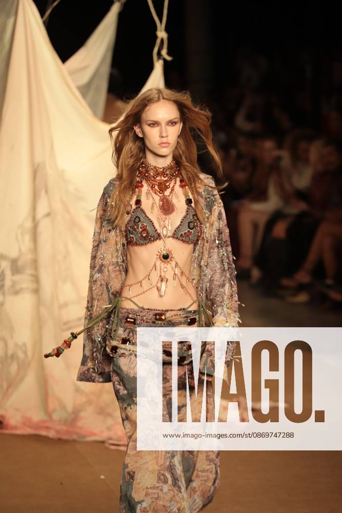 Hisha s fashion show at SPFW. Sao Paulo (SP), 10 16 2026 - Fashion SPFW - Hisha fashion show during Sao Paulo Fashion Week N61 at Pacubra in Ibirapuera, Sao Paulo.(Foto: Fabricio Bomjardim Thenews2 imago images) Hisha s fashion show at SPFW.