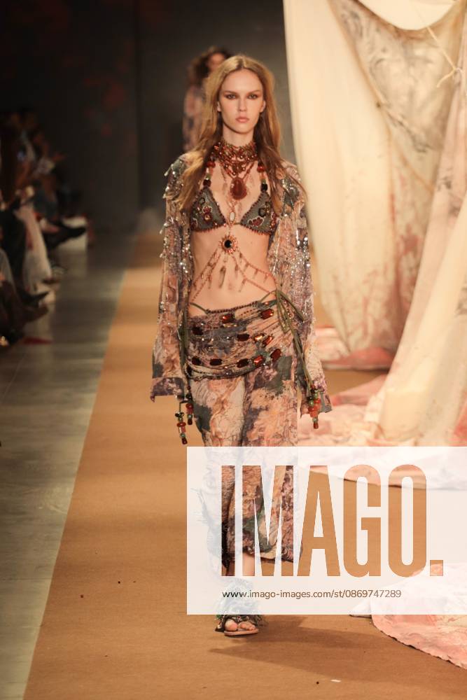 Hisha s fashion show at SPFW. Sao Paulo (SP), 10 16 2026 - Fashion SPFW - Hisha fashion show during Sao Paulo Fashion Week N61 at Pacubra in Ibirapuera, Sao Paulo.(Foto: Fabricio Bomjardim Thenews2 imago images) Hisha s fashion show at SPFW.
