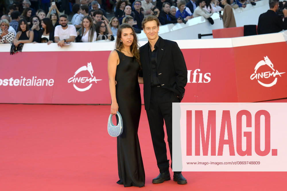Alexander Fehling mit Freundin bei der Premiere des Kinofilms Eurotrash auf dem 21. Internationalen Filmfestival von Rom Festa del Cinema di Roma 2026 im Auditorium Parco della Musica. Rom