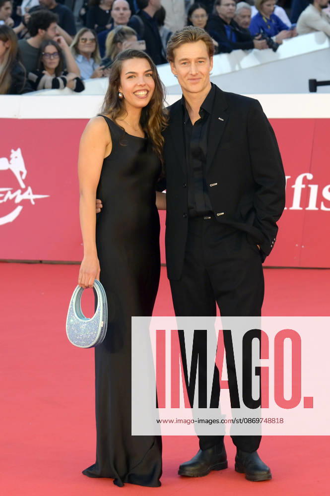 Alexander Fehling mit Freundin bei der Premiere des Kinofilms Eurotrash auf dem 21. Internationalen Filmfestival von Rom Festa del Cinema di Roma 2026 im Auditorium Parco della Musica. Rom