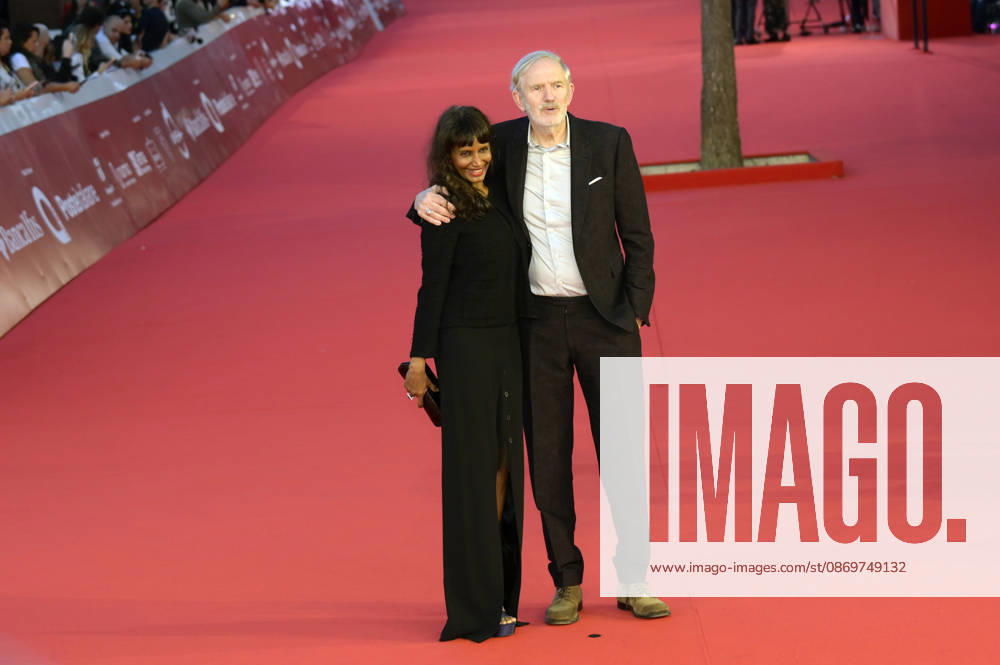 Anton Corbijn mit Ehefrau Nini Corbijn bei der Premiere des Kinofilms A Talent for Murder Ein Talent fürs Morden auf dem 21. Internationalen Filmfestival von Rom Festa del Cinema di Roma 2026 im Auditorium Parco della Musica. Rom