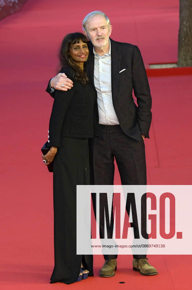 Anton Corbijn mit Ehefrau Nini Corbijn bei der Premiere des Kinofilms A Talent for Murder Ein Talent fürs Morden auf dem 21. Internationalen Filmfestival von Rom Festa del Cinema di Roma 2026 im Auditorium Parco della Musica. Rom