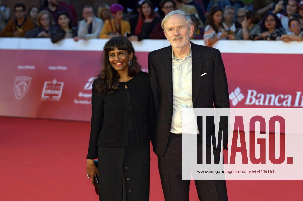 Anton Corbijn mit Ehefrau Nini Corbijn bei der Premiere des Kinofilms A Talent for Murder Ein Talent fürs Morden auf dem 21. Internationalen Filmfestival von Rom Festa del Cinema di Roma 2026 im Auditorium Parco della Musica. Rom