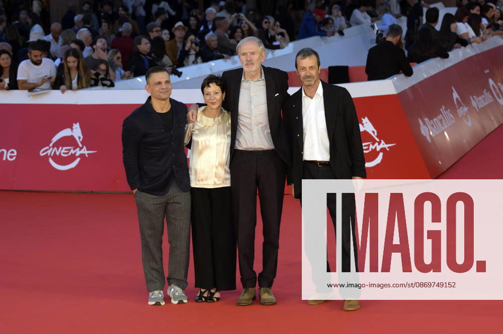 Pete Shilaimon, Gabrielle Tana, Anton Corbijn und Andrea Occhipinti bei der Premiere des Kinofilms A Talent for Murder Ein Talent fürs Morden auf dem 21. Internationalen Filmfestival von Rom Festa del Cinema di Roma 2026 im Auditorium Parco della Musica. Rom