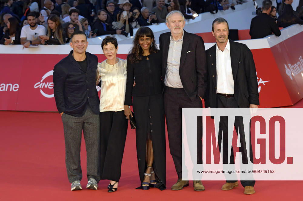 Pete Shilaimon, Gabrielle Tana, Nini Corbijn, Anton Corbijn und Andrea Occhipinti bei der Premiere des Kinofilms A Talent for Murder Ein Talent fürs Morden auf dem 21. Internationalen Filmfestival von Rom Festa del Cinema di Roma 2026 im Auditorium Parco della Musica. Rom