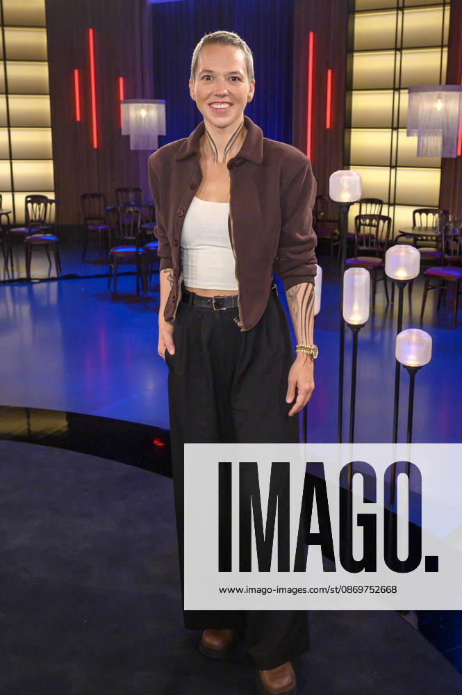 Stefanie Heinzmann bei der Aufzeichnung der WDR-Talkshow Kölner Treff im WDR Studio BS 3. Köln