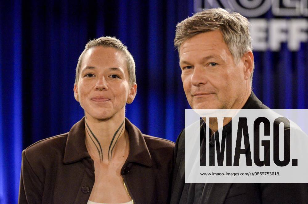 ABB KOELNERTREFF- Stefanie Heinzmann Saengerin mit Robert Habeck deutscher Schriftsteller und ehemaliger Gruenen Politiker zu Gast in der WDR Talkshow Koelner Treff aus dem Studio Boecklemuend am 16.10.2026 in Koeln Hamburg Deutschland