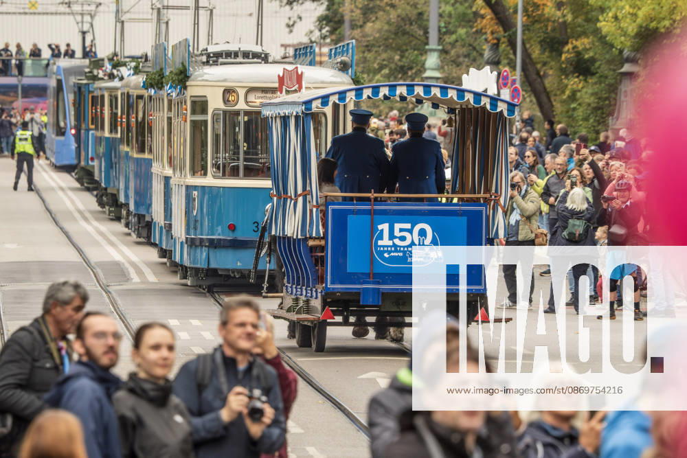 Jubiläums-Korso 150 Jahre Tram in München, hier auf der Maximiliansbrücke, 17. Oktober 2026 Deutschland, München, 17. Oktober 2026, Jubiläums-Korso 150 Jahre Tram in München, hier auf der Maximiliansbrücke in Richtung Landtag, hunderte Schaulustige verfolgen die Parade, dabei sind historische Trambahnen aus 150 Jahre Geschichte, die MVG feiert 150 Jahre Straßenbahn, 1876 fur die erste Pferdebahn in München, Maximilianstraße, Bayern,