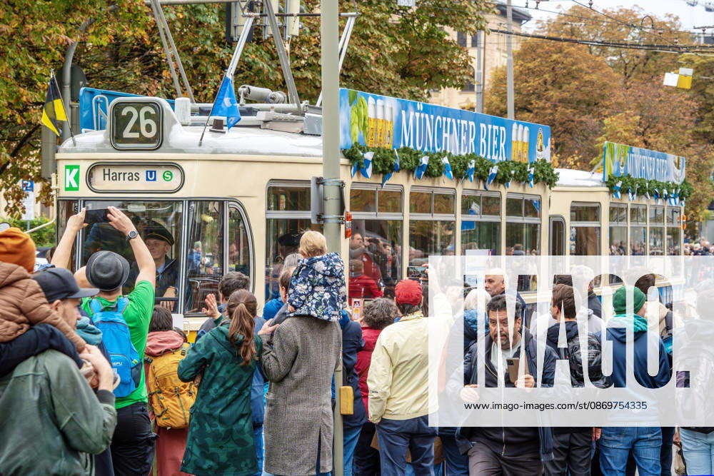 Jubiläums-Korso 150 Jahre Tram in München, Zwischenstopp am Maxmonument, 17. Oktober 2026 Deutschland, München, 17. Oktober 2026, Jubiläums-Korso 150 Jahre Tram in München, Zwischenstopp am Maxmonument, Tram Linie 26 zum Harras, M-Wagen von 1957, hunderte Schaulustige verfolgen die Parade, dabei sind historische Trambahnen aus 150 Jahre Geschichte, die MVG feiert 150 Jahre Straßenbahn, 1876 fur die erste Pferdebahn in München, Maximilianstraße, Bayern,