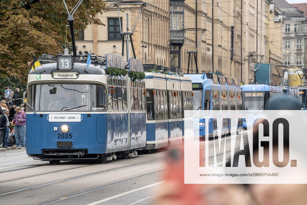 Jubiläums-Korso 150 Jahre Tram in München, hunderte Schaulustige säumen die Maximilianstraße, um die Parade zu verfolgen, 17. Oktober 2026 Deutschland, München, 17. Oktober 2026, Jubiläums-Korso 150 Jahre Tram in München, hier eine Tram Linie 13 zum Hasenbergl, P3 war von 1967 bis 2020 im Einsatz, hunderte Schaulustige säumen die Maximilianstraße, verfolgen die Parade, dabei sind historische Trambahnen aus 150 Jahre Geschichte, die MVG feiert 150 Jahre Straßenbahn, 1876 fur die erste Pferdebahn in München, Maximilianstraße, Bayern,