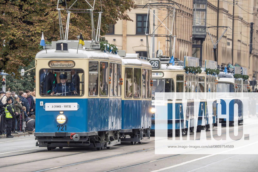 Jubiläums-Korso 150 Jahre Tram in München, hunderte Schaulustige säumen die Maximilianstraße, um die Parade zu verfolgen, 17. Oktober 2026 Deutschland, München, 17. Oktober 2026, Jubiläums-Korso 150 Jahre Tram in München, hier eine Tram Linie 1 zum Maximiliansplatz, j-Zug war von 1945-1973 im Einsatz, dahinter eine Tram Linie 13 zum Hasenbergl, P3 war von 1967 bis 2020 im Einsatz, hunderte Schaulustige säumen die Maximilianstraße, verfolgen die Parade, dabei sind historische Trambahnen aus 150 Jahre Geschichte, die MVG feiert 150 Jahre Straßenbahn, 1876 fur die erste Pferdebahn in München, Maximilianstraße, Bayern,