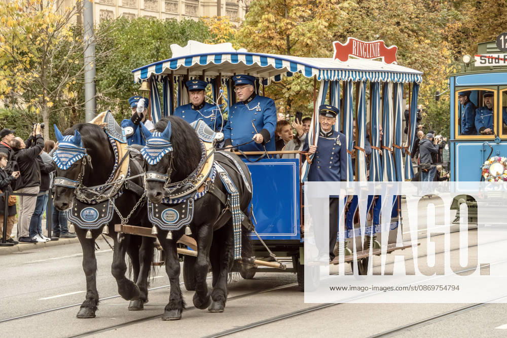 Jubiläums-Korso 150 Jahre Tram in München, eine Pferdebahn führt den Fahrzeugkorso an, mit dabei: Oberbürgermeister Dominik Krause, hunderte Schaulustige säumen die Maximilianstraße, um die Parade zu verfolgen, München, 17. Oktober 2026 Deutschland, München, 17. Oktober 2026, Jubiläums-Korso 150 Jahre Tram in München, die Pferdebahn führt die Parade durch die Maximilianstraße an, mit dabei: Oberbürgermeister Dominik Krause, rechts neben den Schaffnern zu sehen, 1876 fur die erste Pferdebahn in München, hunderte Schaulustige säumen die Maximilianstraße, verfolgen die Parade, dabei sind historische Trambahnen aus 150 Jahre Geschichte, die MVG feiert 150 Jahre Straßenbahn, Maximilianstraße, Bayern,