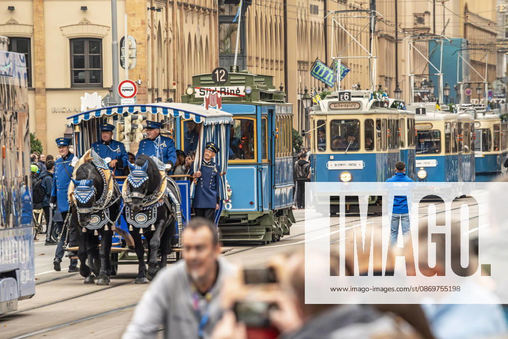 Jubiläums-Korso 150 Jahre Tram in München, eine Pferdebahn führt den Fahrzeugkorso an, dahinter ein A-Wagen von 1901, München, 17. Oktober 2026 Deutschland, München, 17. Oktober 2026, Jubiläums-Korso 150 Jahre Tram in München, die Pferdebahn führt die Parade durch die Maximilianstraße an, 1876 fur die erste Pferdebahn in München, dahinter der sog. A-Wagen von 1901, dahinter Baureihe D, war von 1911 bis 1972 im Einsatz, hunderte Schaulustige säumen die Maximilianstraße, verfolgen die Parade, dabei sind historische Trambahnen aus 150 Jahre Geschichte, die MVG feiert 150 Jahre Straßenbahn, Maximilianstraße, Bayern,