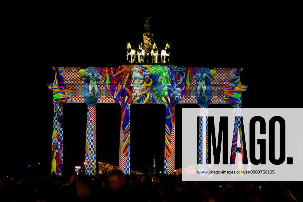 Berlin, Eindrücke vom Festival of Lights Das illuminierte Brandenburger Tor im Rahmen des jährlich stattfindenden Festival of Lights an dem verschieden Gebäude bunt angestrahlt werden am 16.10.2026 in Berlin. Berlin Berlin Deutschland