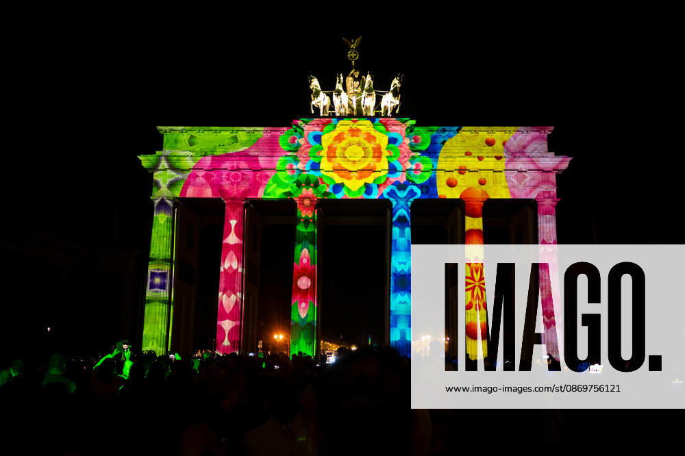 Berlin, Eindrücke vom Festival of Lights Das illuminierte Brandenburger Tor im Rahmen des jährlich stattfindenden Festival of Lights an dem verschieden Gebäude bunt angestrahlt werden am 16.10.2026 in Berlin. Berlin Berlin Deutschland