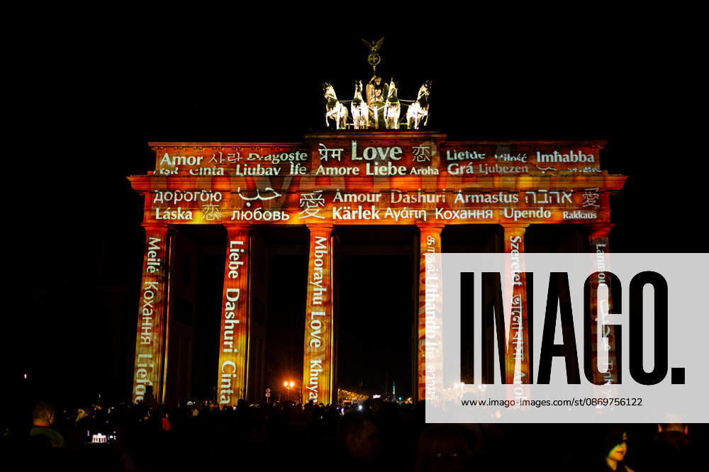 Berlin, Eindrücke vom Festival of Lights Das illuminierte Brandenburger Tor mit dem Wort Liebe in verschiedenen Sprachen im Rahmen des jährlich stattfindenden Festival of Lights an dem verschieden Gebäude bunt angestrahlt werden am 16.10.2026 in Berlin. Berlin Berlin Deutschland