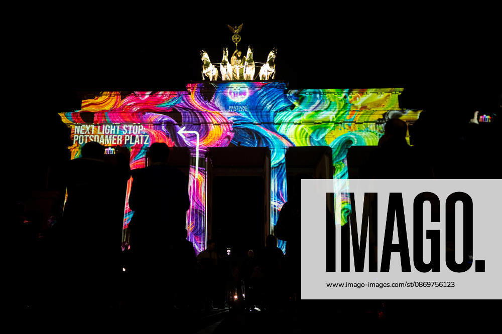 Berlin, Eindrücke vom Festival of Lights Das illuminierte Brandenburger Tor im Rahmen des jährlich stattfindenden Festival of Lights an dem verschieden Gebäude bunt angestrahlt werden am 16.10.2026 in Berlin. Berlin Berlin Deutschland