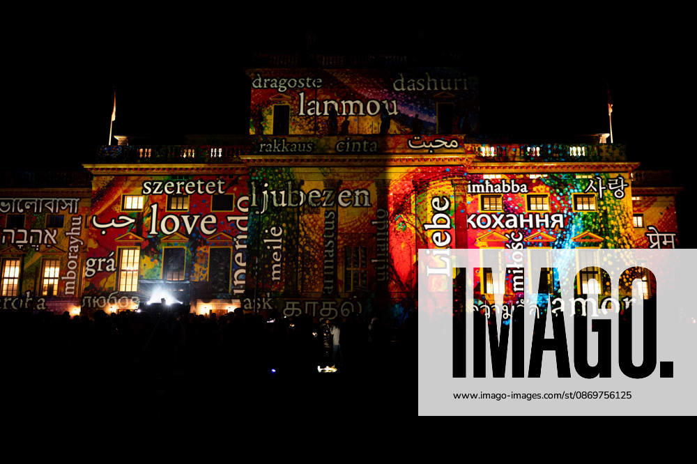 Berlin, Eindrücke vom Festival of Lights Die illuminierte Staatsoperim Rahmen des jährlich stattfindenden Festival of Lights an dem verschieden Gebäude bunt angestrahlt werden am 16.10.2026 in Berlin. Berlin Berlin Deutschland