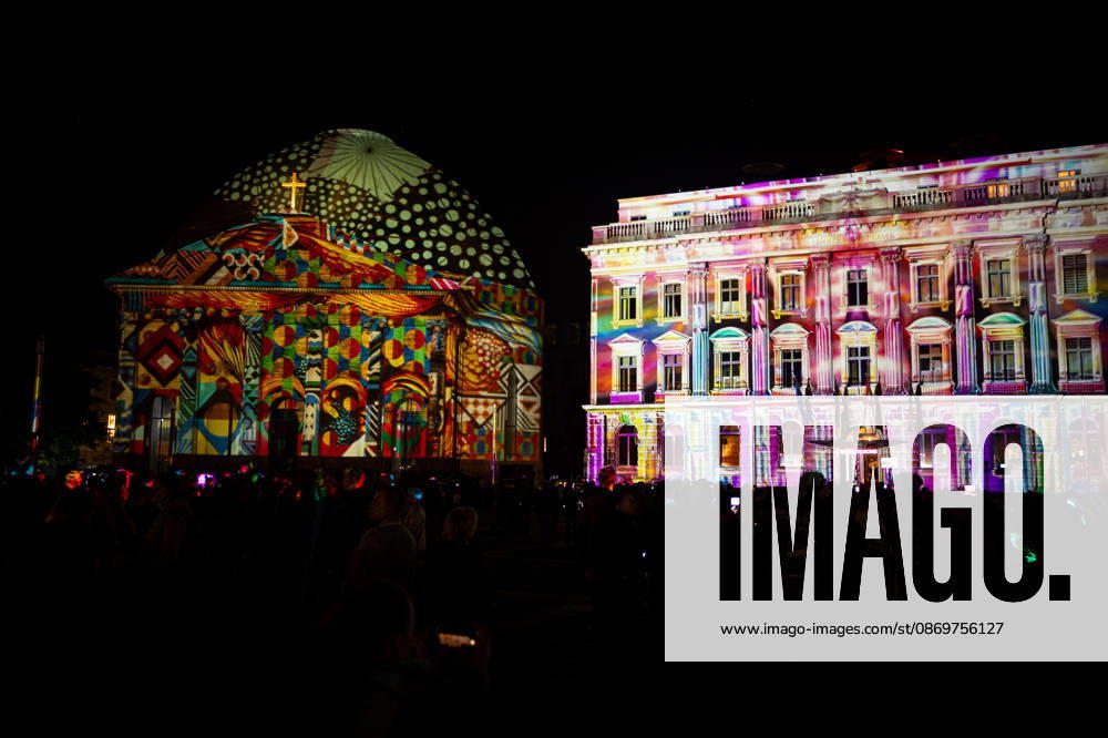 Berlin, Eindrücke vom Festival of Lights Die illuminierte St.-Hedwigs-Kathedrale und das Hotel de Rom im Rahmen des jährlich stattfindenden Festival of Lights an dem verschieden Gebäude bunt angestrahlt werden am 16.10.2026 in Berlin. Berlin Berlin Deutschland