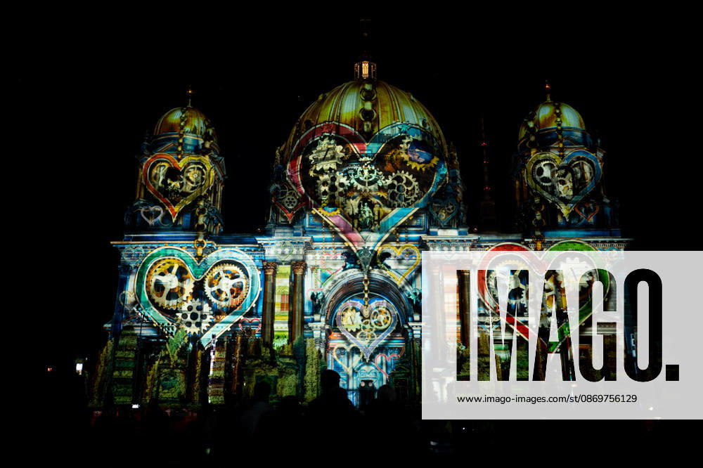 Berlin, Eindrücke vom Festival of Lights Der illuminierte Berliner Dom im Rahmen des jährlich stattfindenden Festival of Lights an dem verschieden Gebäude bunt angestrahlt werden am 16.10.2026 in Berlin. Berlin Berlin Deutschland