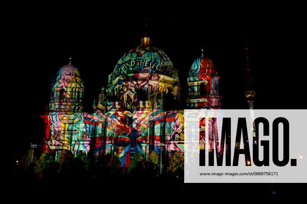 Berlin, Eindrücke vom Festival of Lights Der illuminierte Berliner Dom und der Berliner Fernsehturm im Rahmen des jährlich stattfindenden Festival of Lights an dem verschieden Gebäude bunt angestrahlt werden am 16.10.2026 in Berlin. Berlin Berlin Deutschland