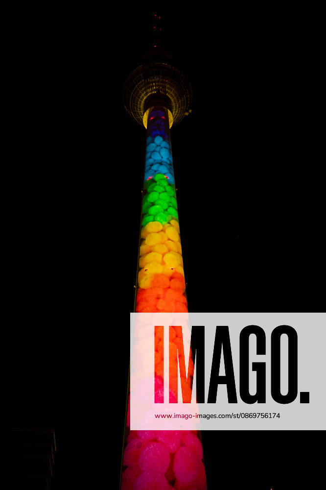 Berlin, Eindrücke vom Festival of Lights Der illuminierte Berliner Fernsehturm im Rahmen des jährlich stattfindenden Festival of Lights an dem verschieden Gebäude bunt angestrahlt werden am 16.10.2026 in Berlin. Berlin Berlin Deutschland