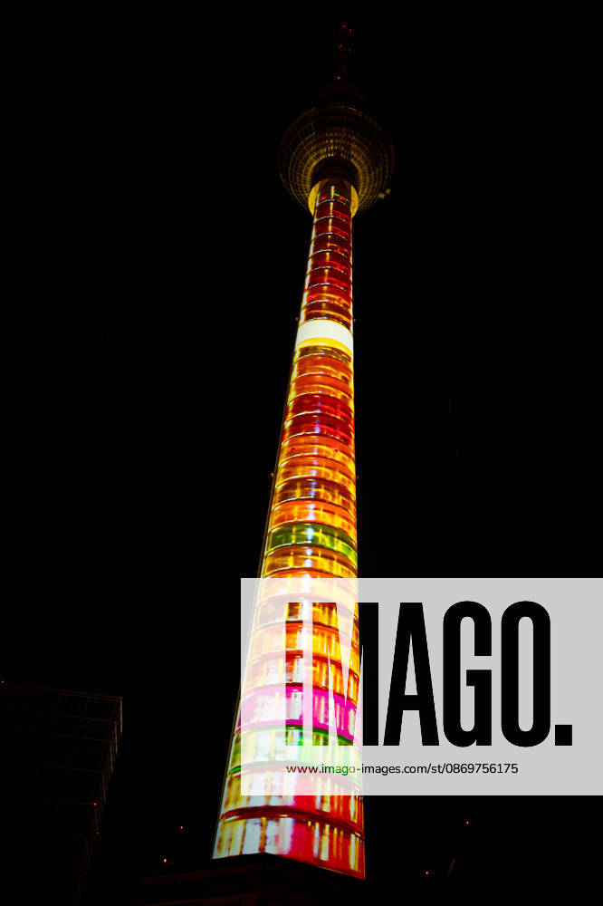 Berlin, Eindrücke vom Festival of Lights Der illuminierte Berliner Fernsehturm im Rahmen des jährlich stattfindenden Festival of Lights an dem verschieden Gebäude bunt angestrahlt werden am 16.10.2026 in Berlin. Berlin Berlin Deutschland