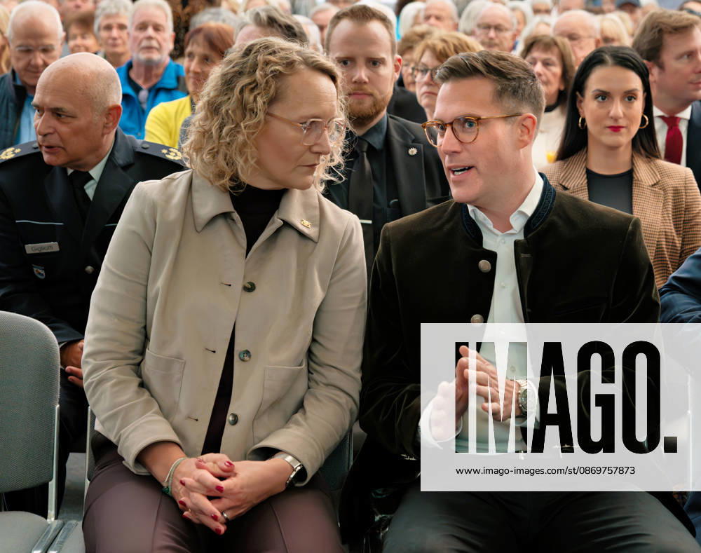 Ravensburg Bürgerempfang auf der Oberschwabenschau mi Manuel Hagel (CDU), stellvertretender Ministerpräsident und OB Daniel Rapp v.l.n.r. Ioana Dirlewanger, Persönliche Referentin des Innenministers, Manuel Hagel (CDU), stellvertretender Ministerpräsident und Minister des Inneren, für Digitalisierung und Europa des Landes Baden-Württemberg, im Gespräch beim Bürgerempfang der Stadt Ravensburg auf der Oberschwabenschau 2026. For editorial use only.