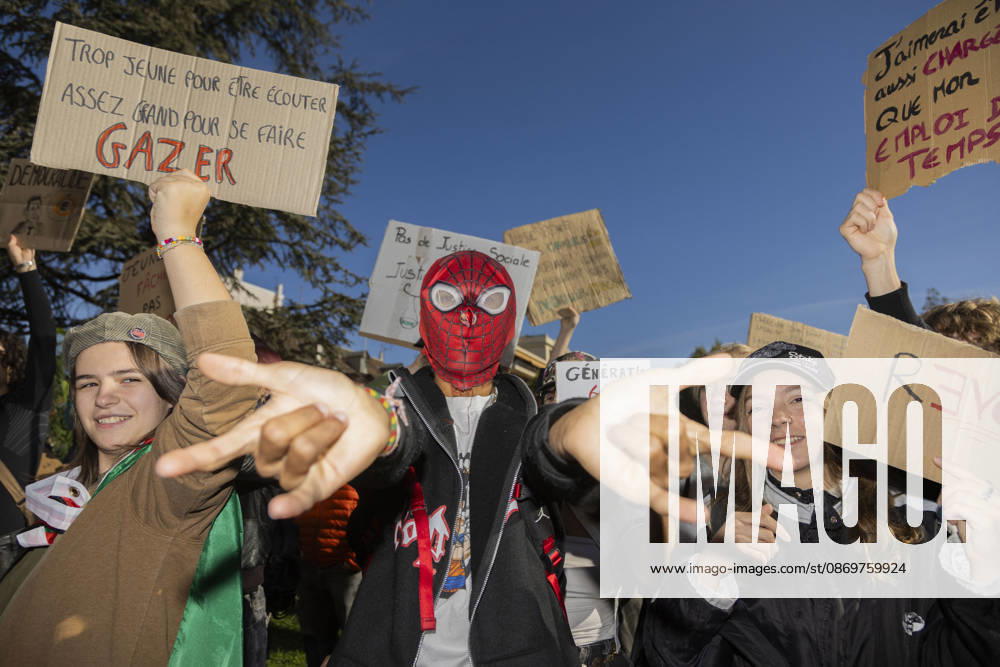 High Cost of Living Protest - Gap Young demonstrators raise their hands and placards during the march in Gap, France, on October 17, 2026. A visible sign reads Trop jeune pour être écouté, assez grand pour se faire gazer ( Too young to be heard, old enough to be tear-gassed ). Photo by Thibaut Durand ABACAPRESS.COM Gap Provence-Alpes-Cote d Azur France