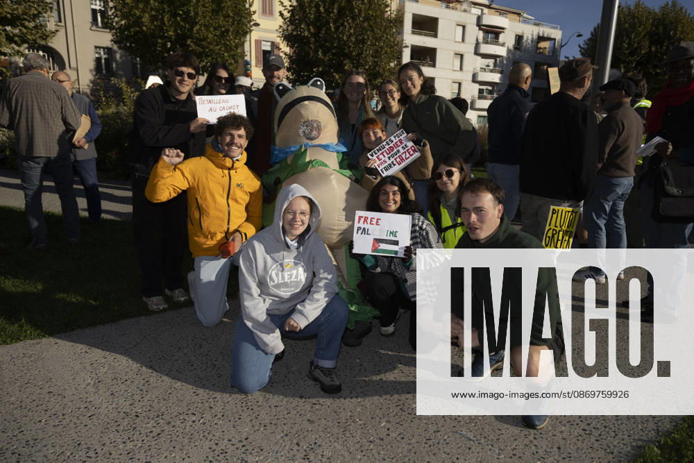 High Cost of Living Protest - Gap A group of demonstrators poses with protest signs in Gap, France, on October 17, 2026, during the Yellow Vests and Youth mobilization. Photo by Thibaut Durand ABACAPRESS.COM Gap Provence-Alpes-Cote d Azur France
