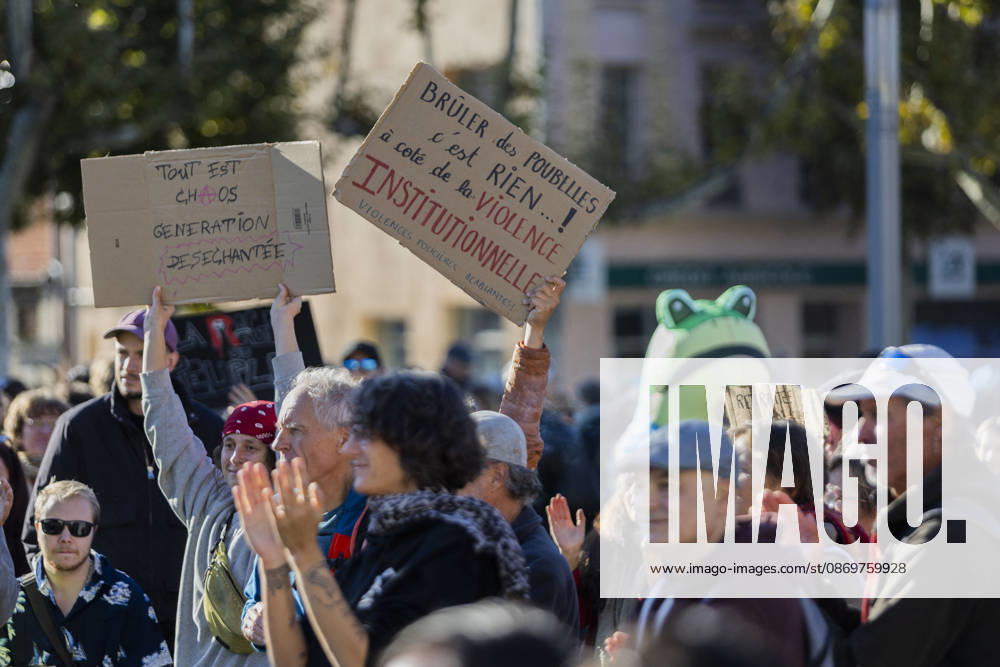 High Cost of Living Protest - Gap Demonstrators carry handwritten placards during the Yellow Vests and Youth march in Gap, France, on October 17, 2026. A sign reads Tout est chaos, génération désenchantée ( Everything is chaos, disillusioned generation ); other wording is partly obscured. Photo by Thibaut Durand ABACAPRESS.COM Gap Provence-Alpes-Cote d Azur France